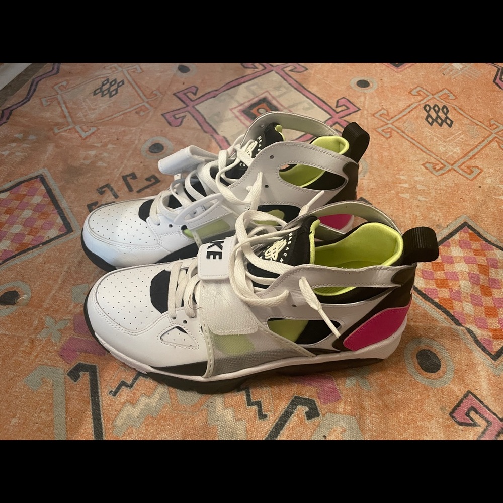 Size 9.5 - Nike Air Trainer Huarache Fuchsia Volt 2019